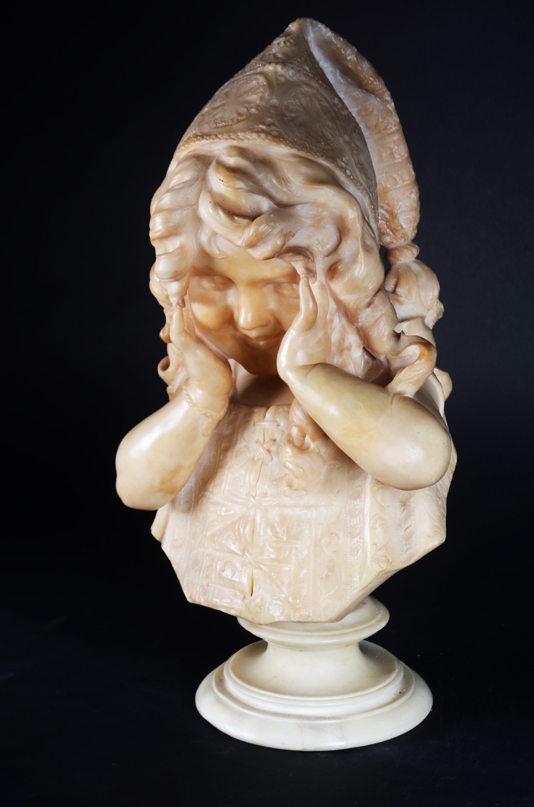 Busto de alabastro italiano representando Figura de menina com as... - foto 1 de 9