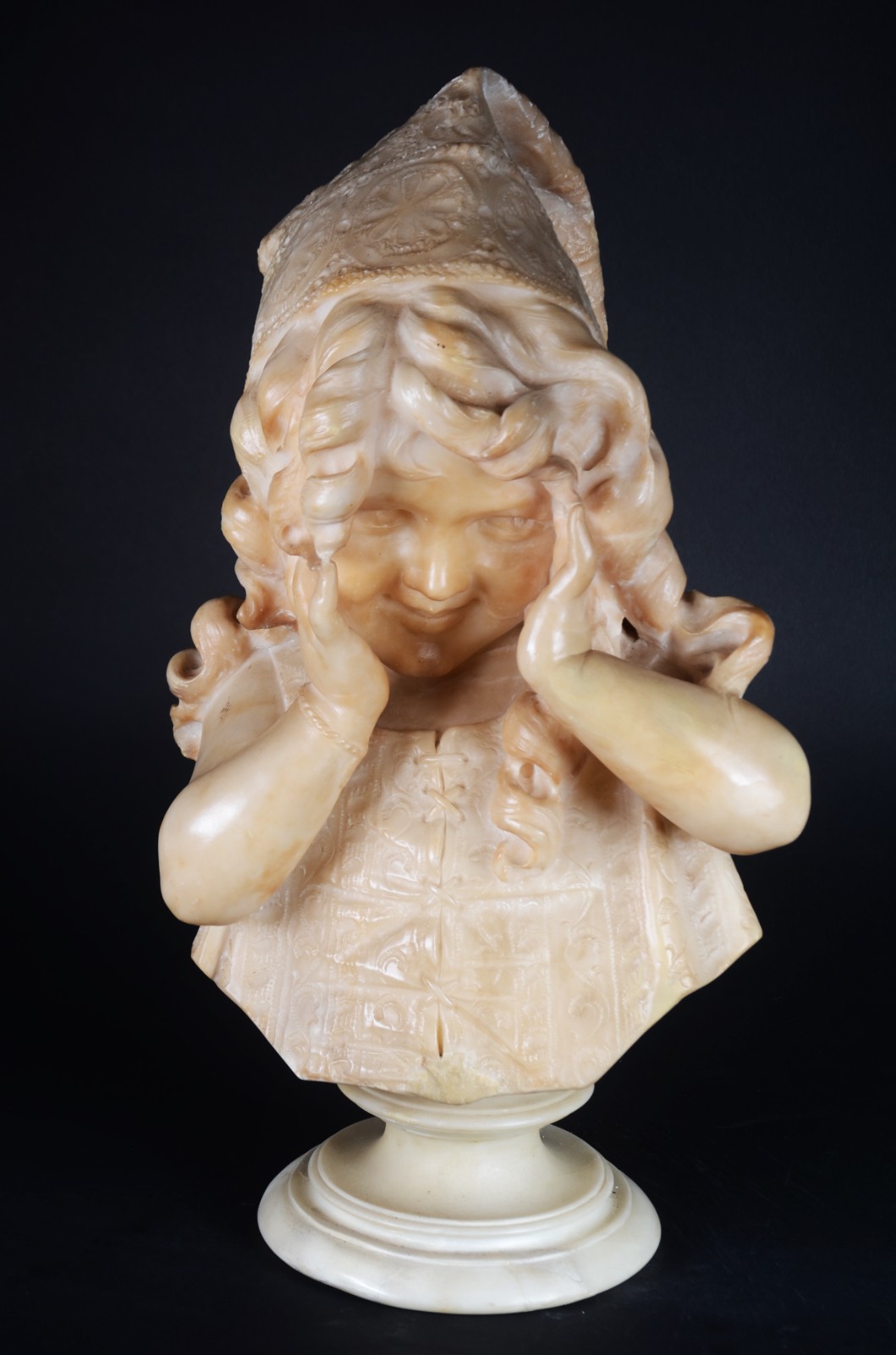 Busto de alabastro italiano representando Figura de menina com as... - foto 2 de 9
