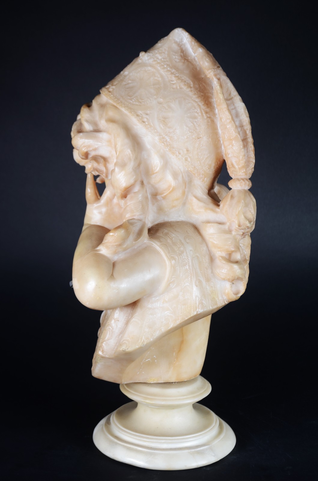Busto de alabastro italiano representando Figura de menina com as... - foto 3 de 9