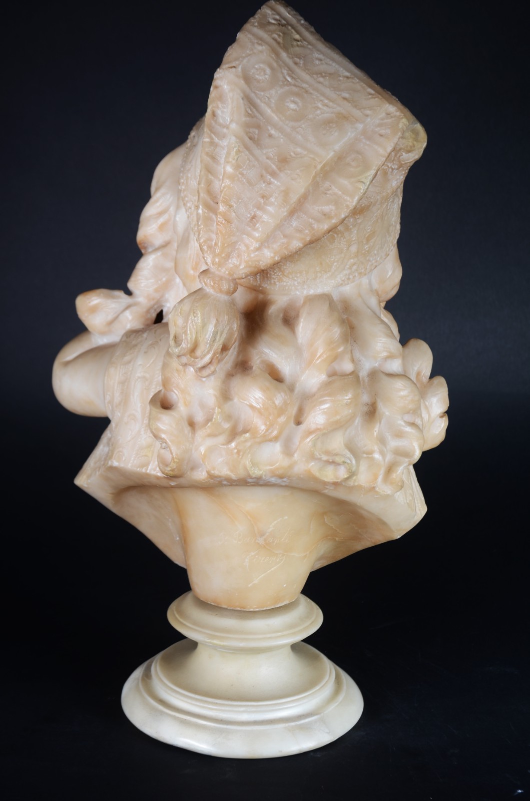 Busto de alabastro italiano representando Figura de menina com as... - foto 4 de 9