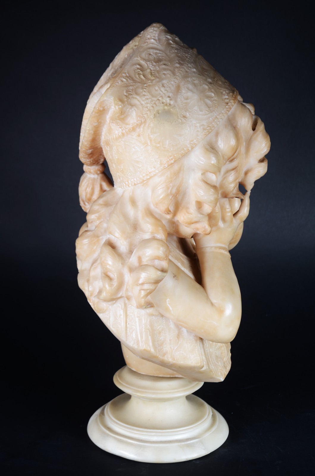 Busto de alabastro italiano representando Figura de menina com as... - foto 5 de 9