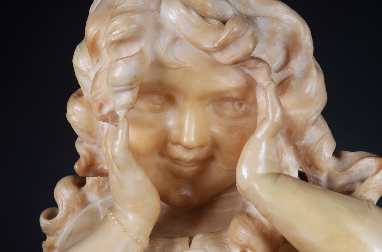 Busto de alabastro italiano representando Figura de menina com as... - foto 6 de 9