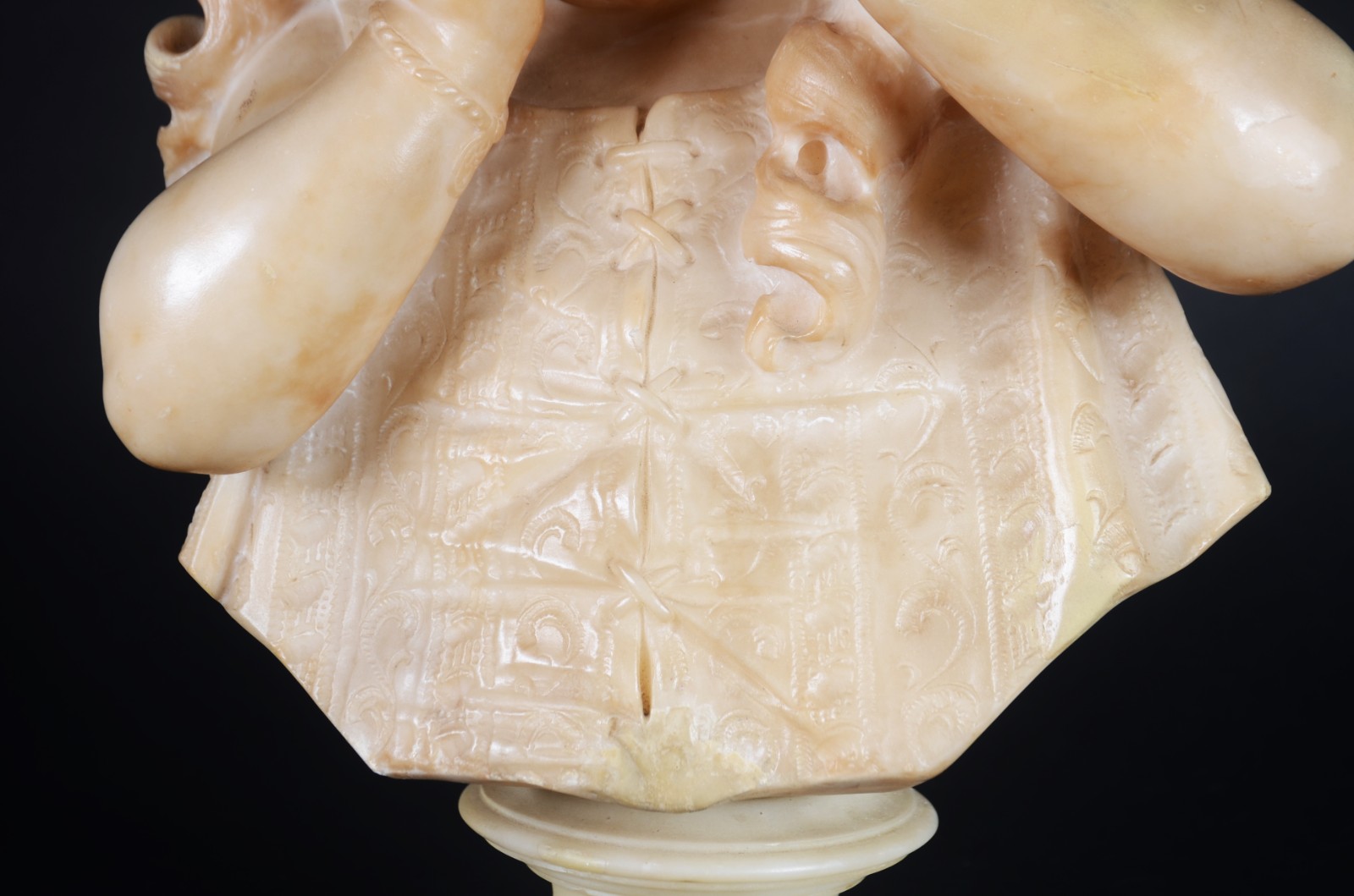 Busto de alabastro italiano representando Figura de menina com as... - foto 7 de 9