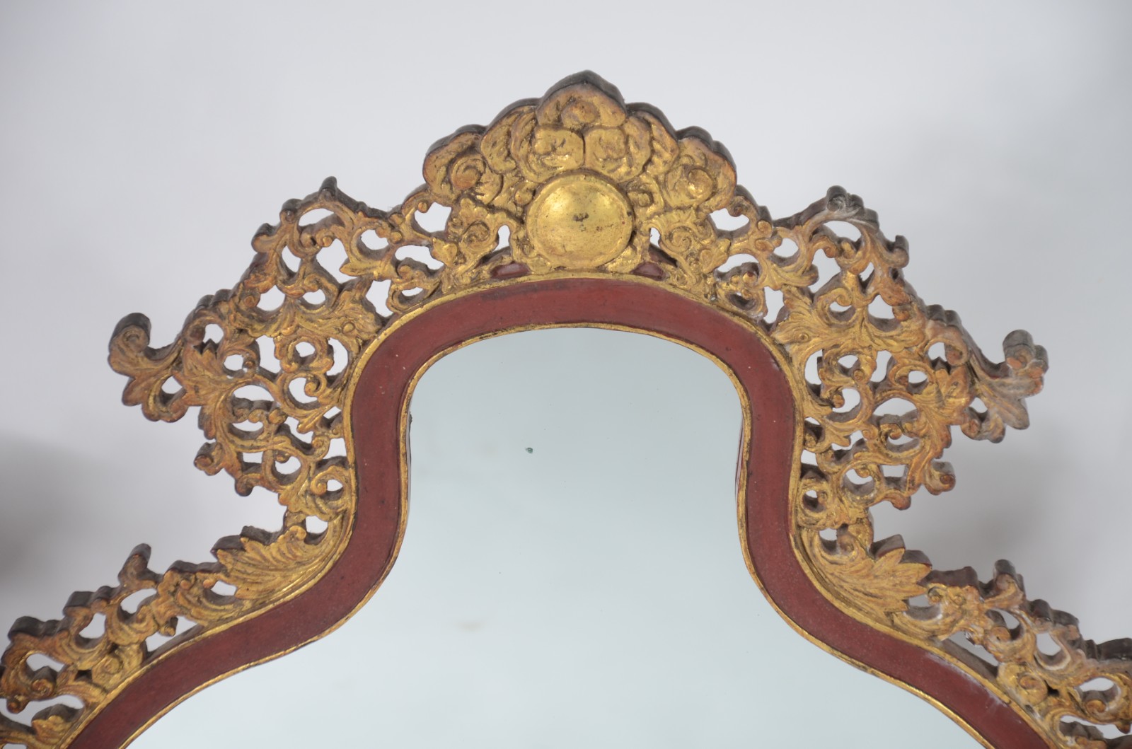 Conjunto oriental de madeira patinada, composto de: espelho com... - foto 2 de 7