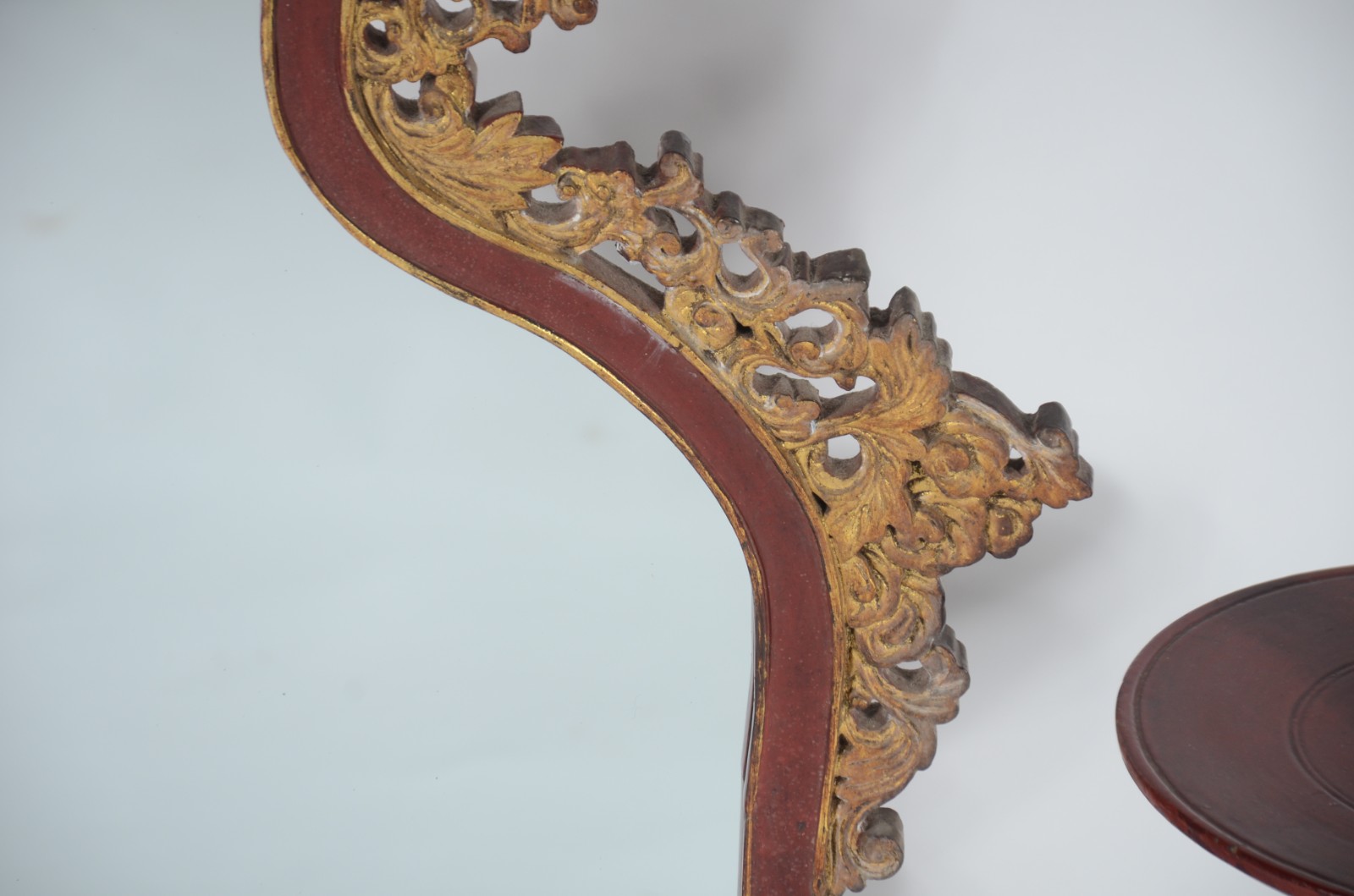 Conjunto oriental de madeira patinada, composto de: espelho com... - foto 6 de 7