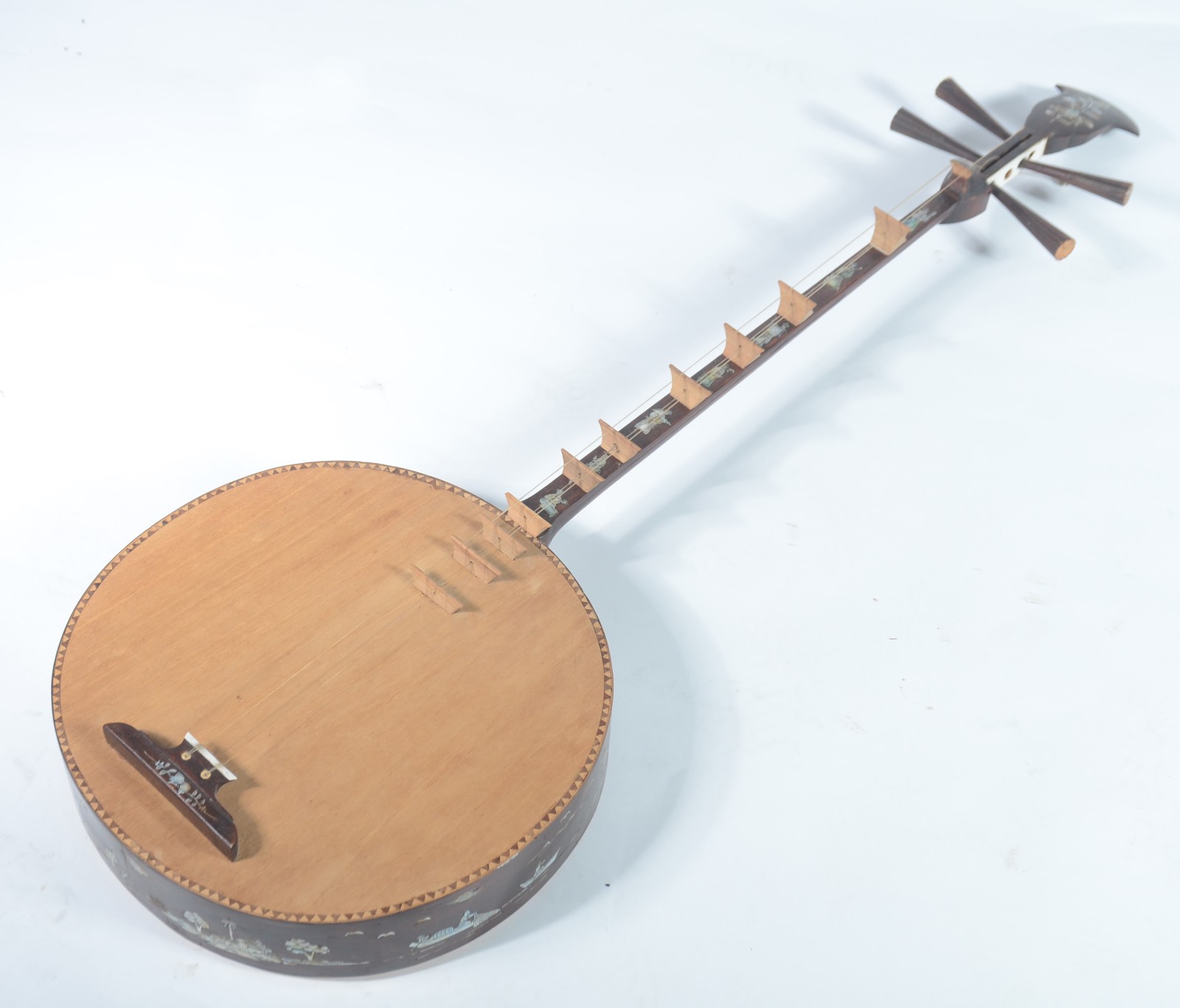 Peça decorativa representando instrumento musical do Vietnã, de... - foto 1 de 6