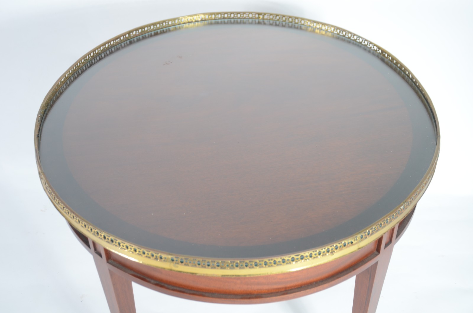 Mesa redonda de madeira nobre com galeria de bronze, pernas retas com... - foto 6 de 9
