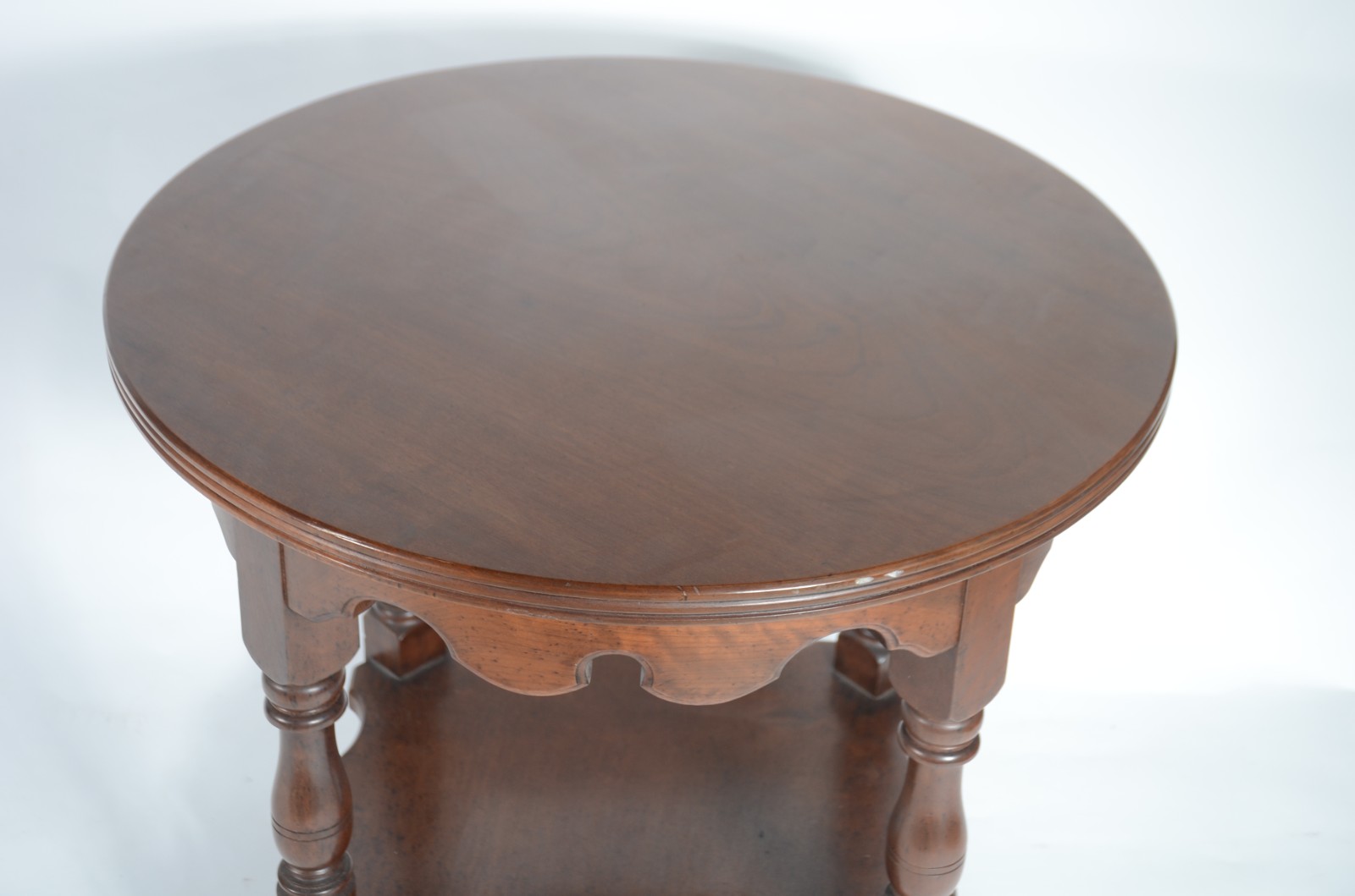 Mesa redonda de madeira nobre com 4 pernas torneadas unidas por platô... - foto 5 de 7