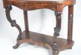 Antigo console de madeira nobre, tampo retangul... - Antigo console de madeira nobre, tampo retangular com saia recortada em gomos, pernas traseiras retas com semi colunas torneadas e frontais na f...