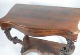 Antigo console de madeira nobre, tampo retangul... - Antigo console de madeira nobre, tampo retangular com saia recortada em gomos, pernas traseiras retas com semi colunas torneadas e frontais na f...
