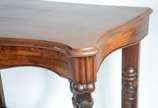 Antigo console de madeira nobre, tampo retangul... - Antigo console de madeira nobre, tampo retangular com saia recortada em gomos, pernas traseiras retas com semi colunas torneadas e frontais na f...