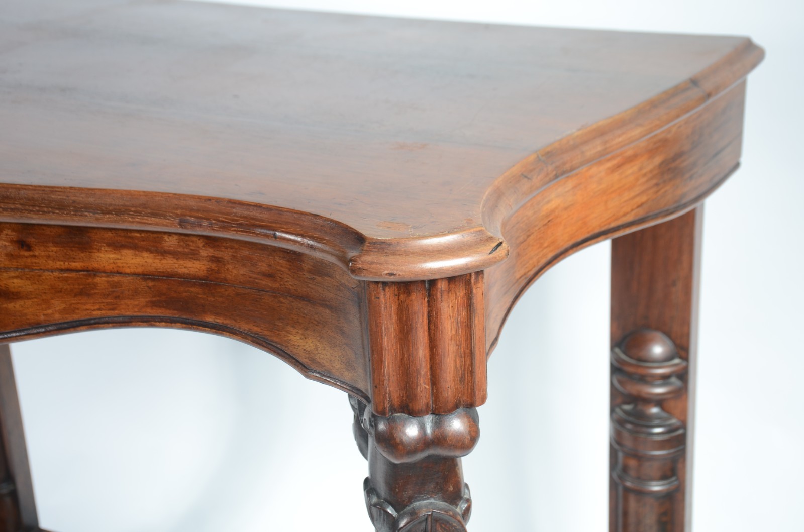 Antigo console de madeira nobre, tampo retangular com saia recortada... - foto 4 de 10