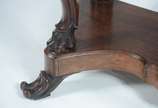 Antigo console de madeira nobre, tampo retangul... - Antigo console de madeira nobre, tampo retangular com saia recortada em gomos, pernas traseiras retas com semi colunas torneadas e frontais na f...