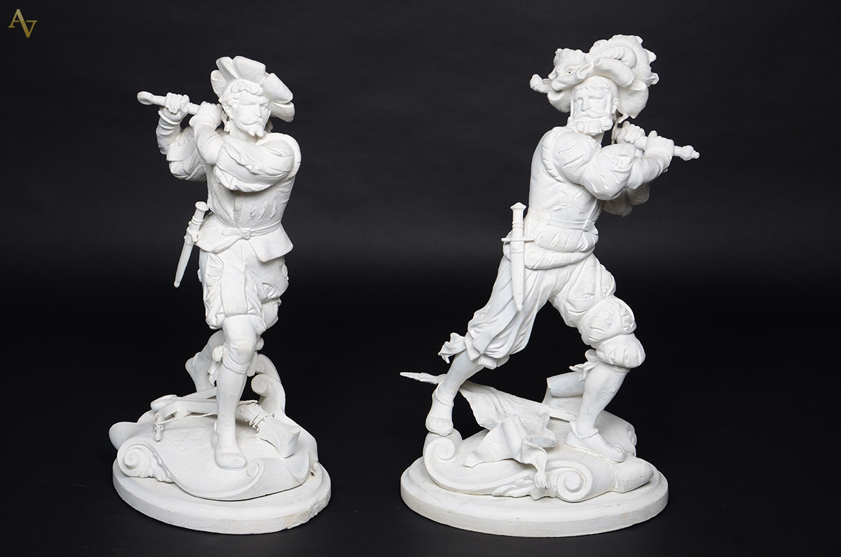 Par de esculturas em petit bronze com bases de madeira e pintadas de... - foto 1 de 2