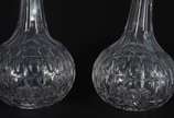 Baccarat (1764),  - Par de garrafas de cristal frances lapidado. Bases estreladas. Não apresentam marcas da cristallerie.