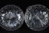 Baccarat (1764),  - Par de garrafas de cristal frances lapidado. Bases estreladas. Não apresentam marcas da cristallerie.