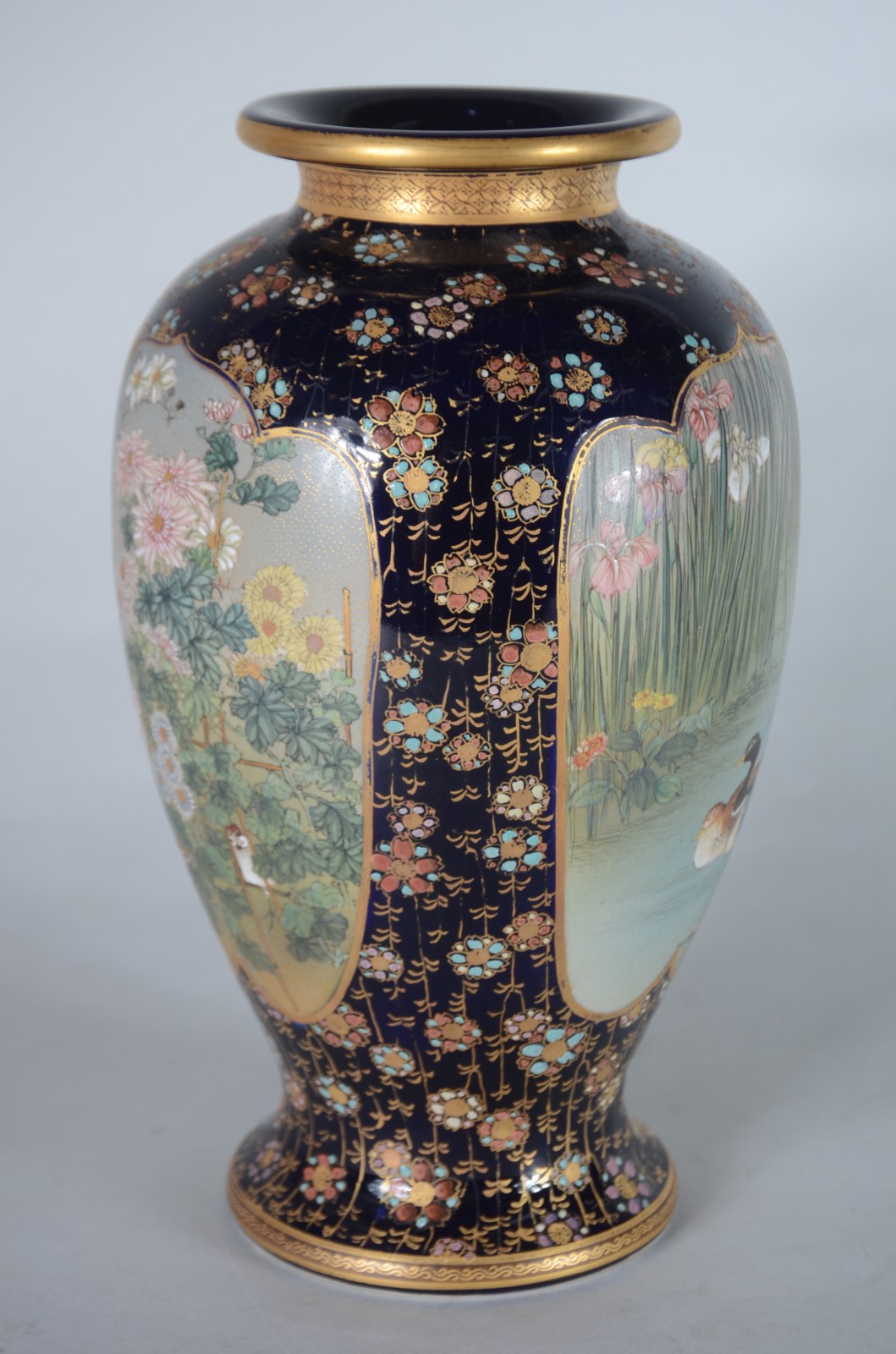 Vaso de porcelana oriental, fundo azul cobalto com reservas decoradas... - foto 3 de 10