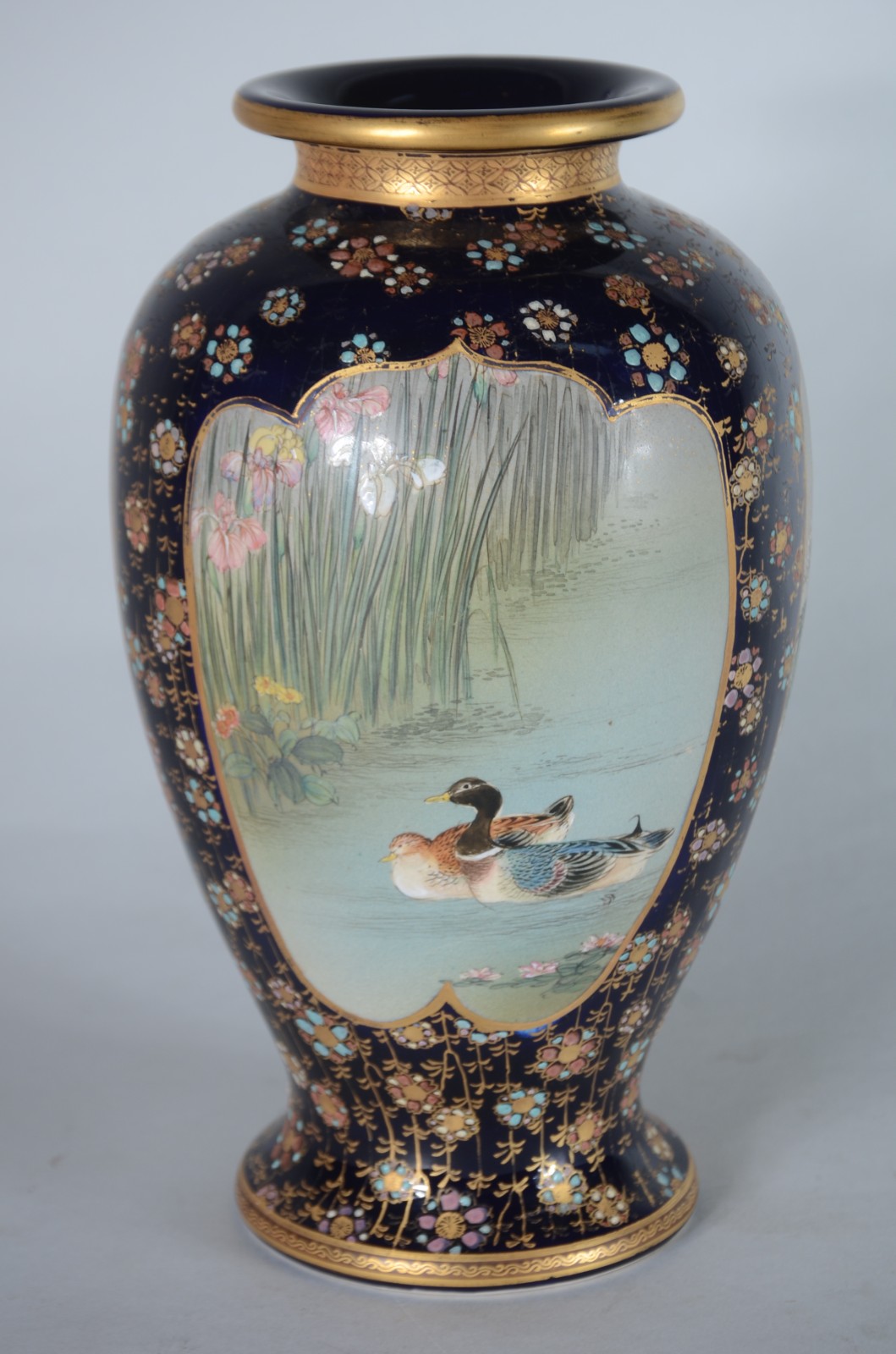 Vaso de porcelana oriental, fundo azul cobalto com reservas decoradas... - foto 2 de 10