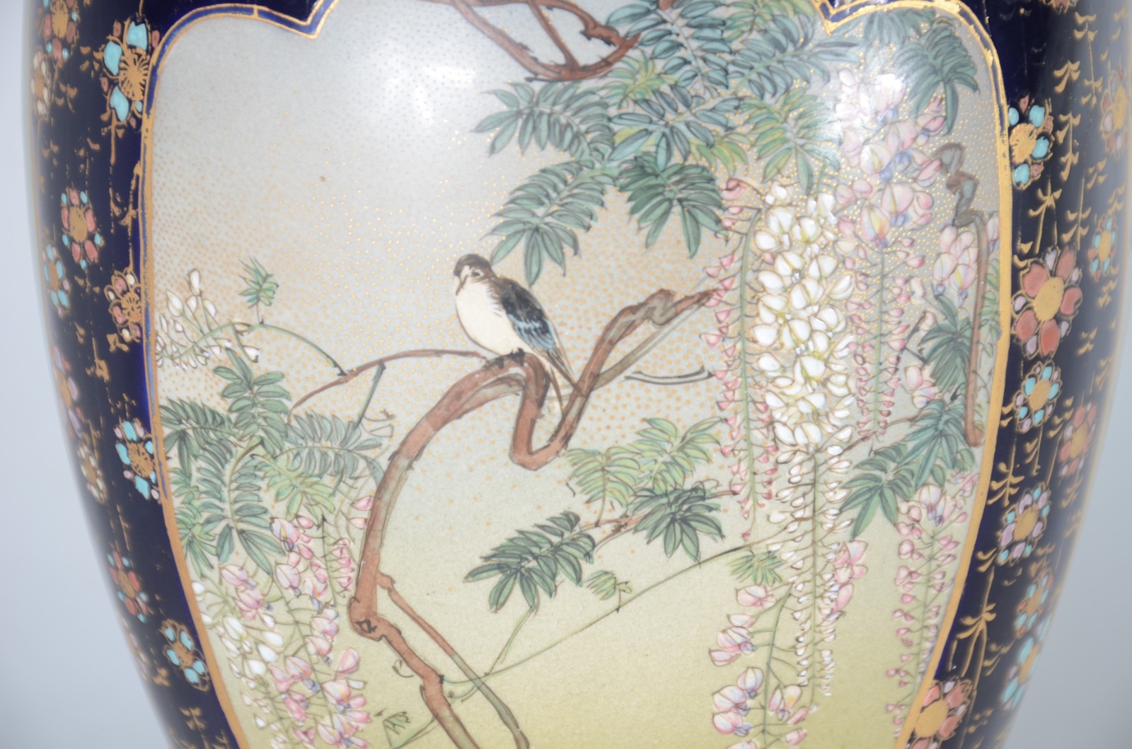 Vaso de porcelana oriental, fundo azul cobalto com reservas decoradas... - foto 4 de 10