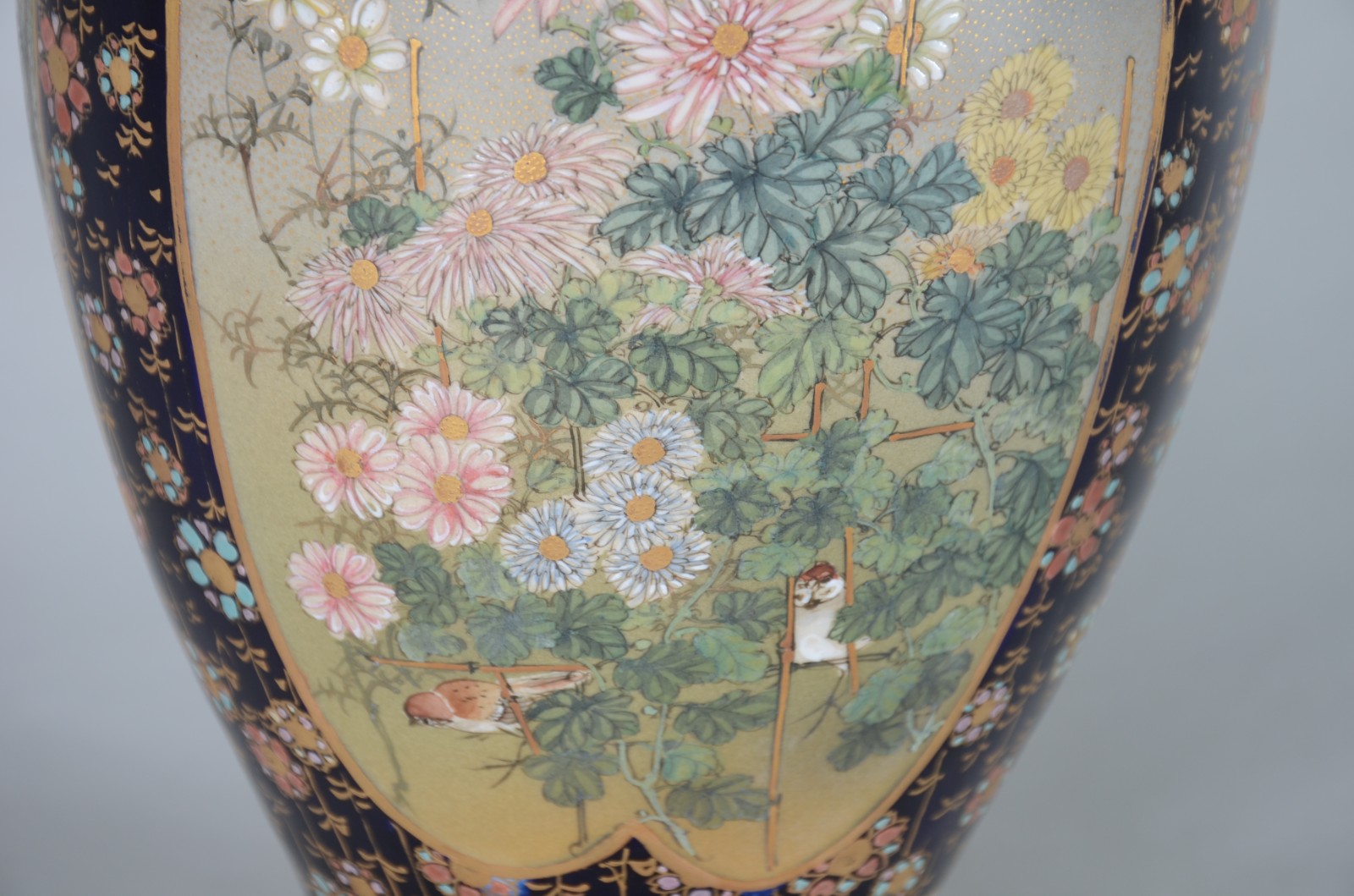 Vaso de porcelana oriental, fundo azul cobalto com reservas decoradas... - foto 5 de 10