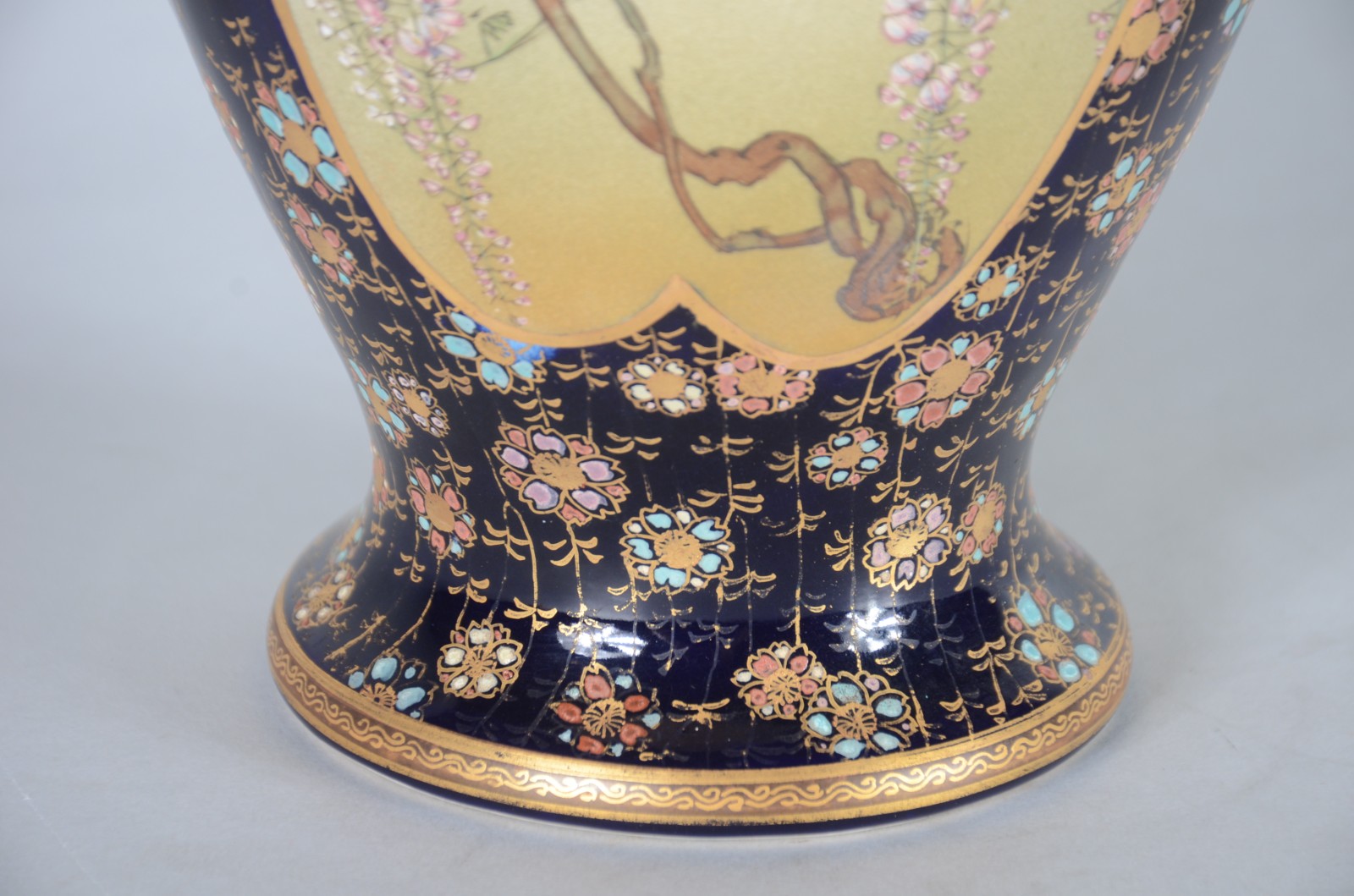 Vaso de porcelana oriental, fundo azul cobalto com reservas decoradas... - foto 6 de 10