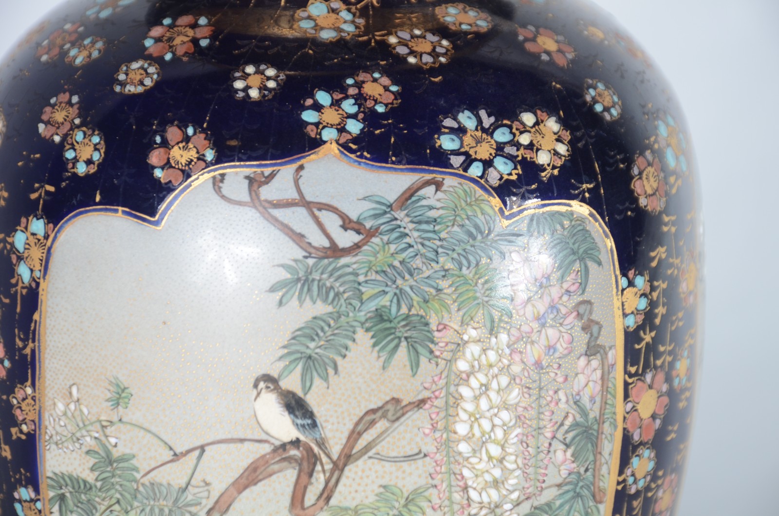 Vaso de porcelana oriental, fundo azul cobalto com reservas decoradas... - foto 7 de 10