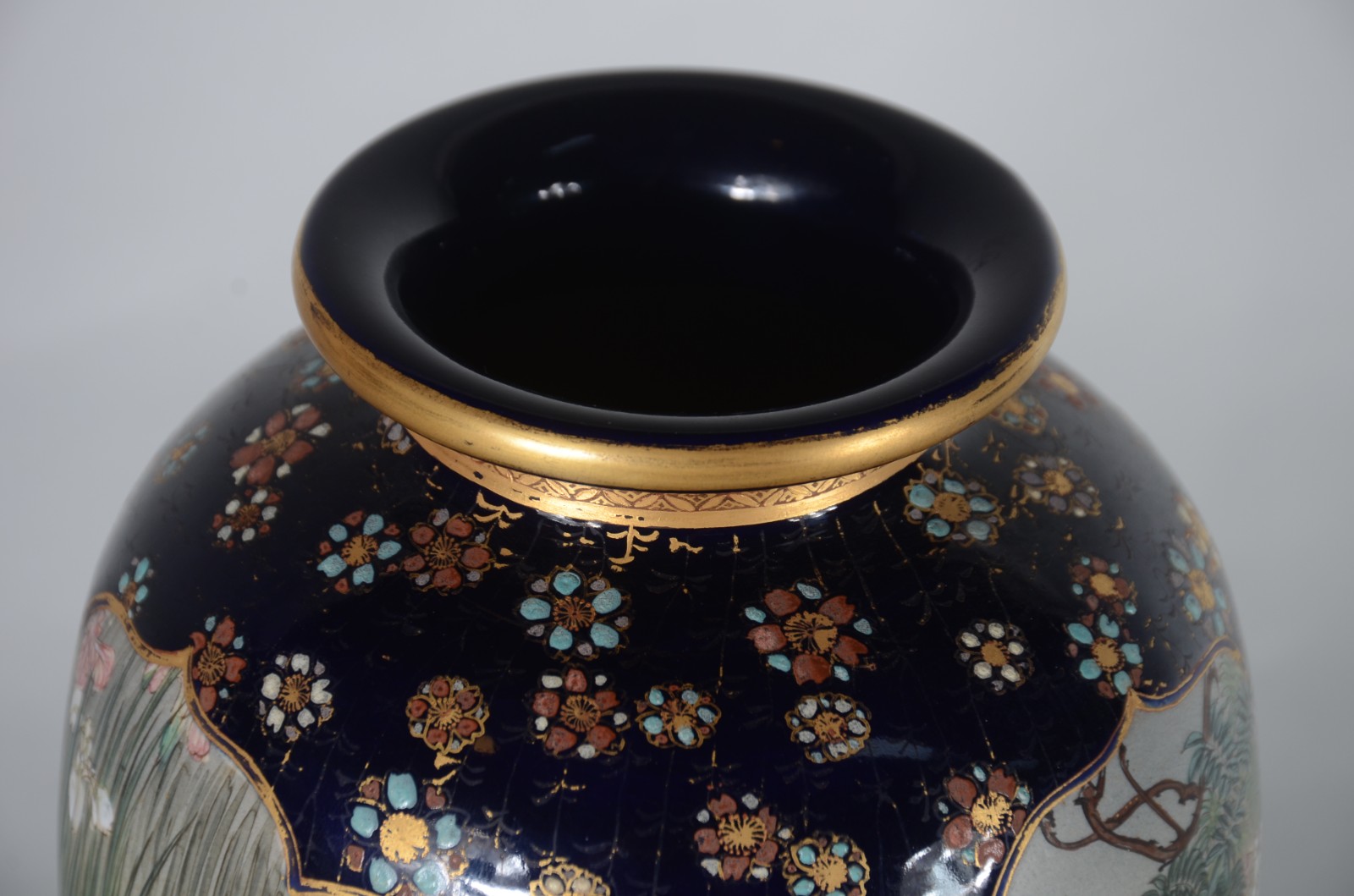 Vaso de porcelana oriental, fundo azul cobalto com reservas decoradas... - foto 8 de 10