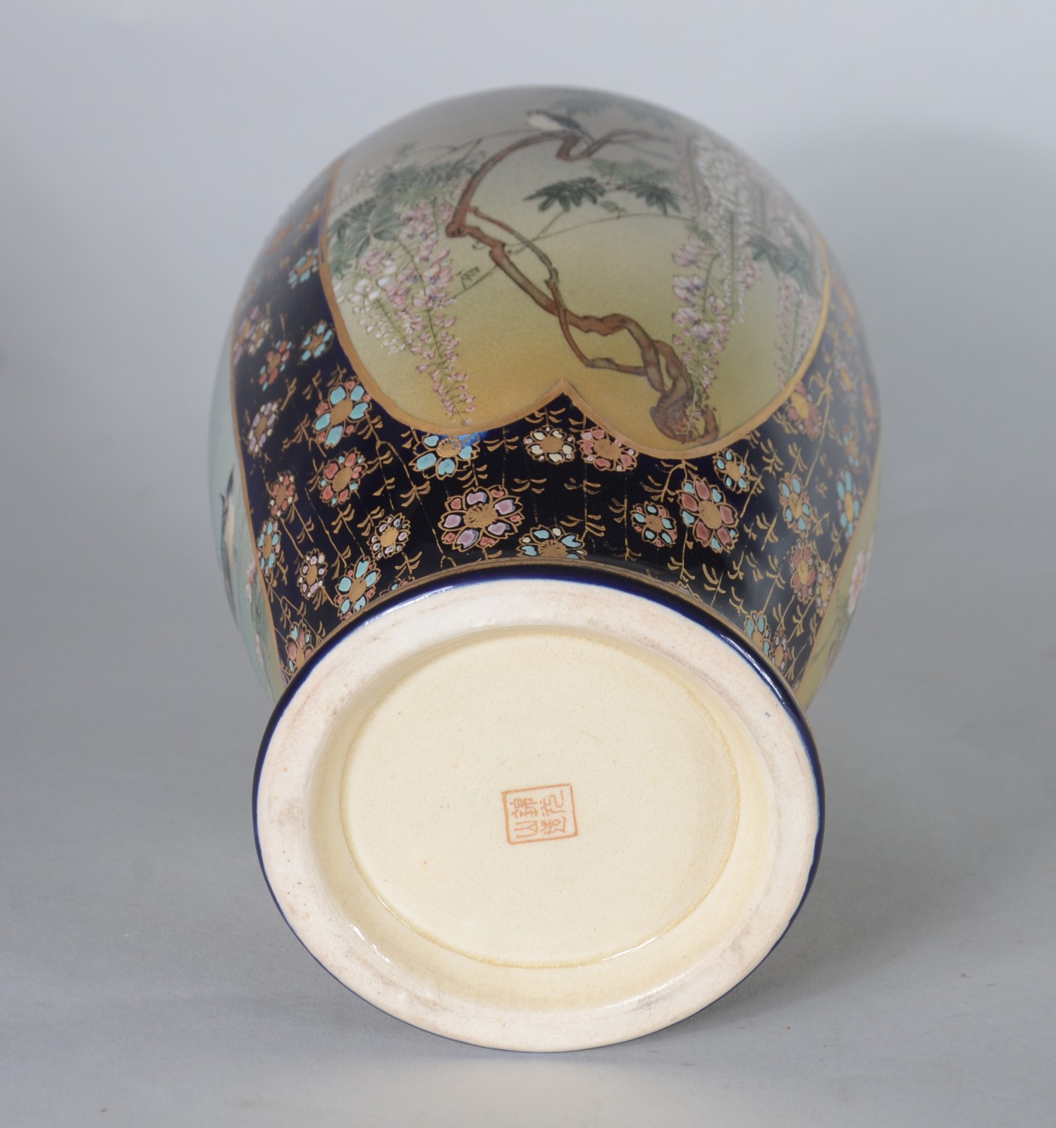 Vaso de porcelana oriental, fundo azul cobalto com reservas decoradas... - foto 10 de 10