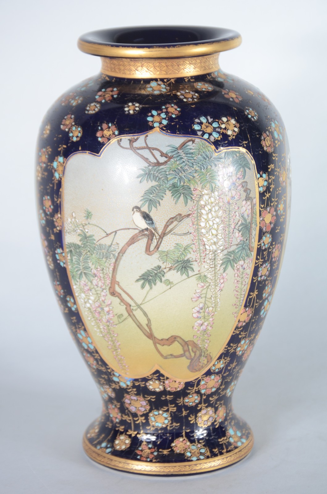 Vaso de porcelana oriental, fundo azul cobalto com reservas decoradas... - foto 1 de 10
