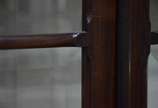 Cristaleira de jacarandá estilo Império com dua... - Cristaleira de jacarandá estilo Império com duas portas e laterais de vidro bisotado. Parte interna com prateleiras e fundo forrado com tecido n...