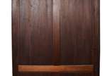 Cristaleira de jacarandá estilo Império com dua... - Cristaleira de jacarandá estilo Império com duas portas e laterais de vidro bisotado. Parte interna com prateleiras e fundo forrado com tecido n...