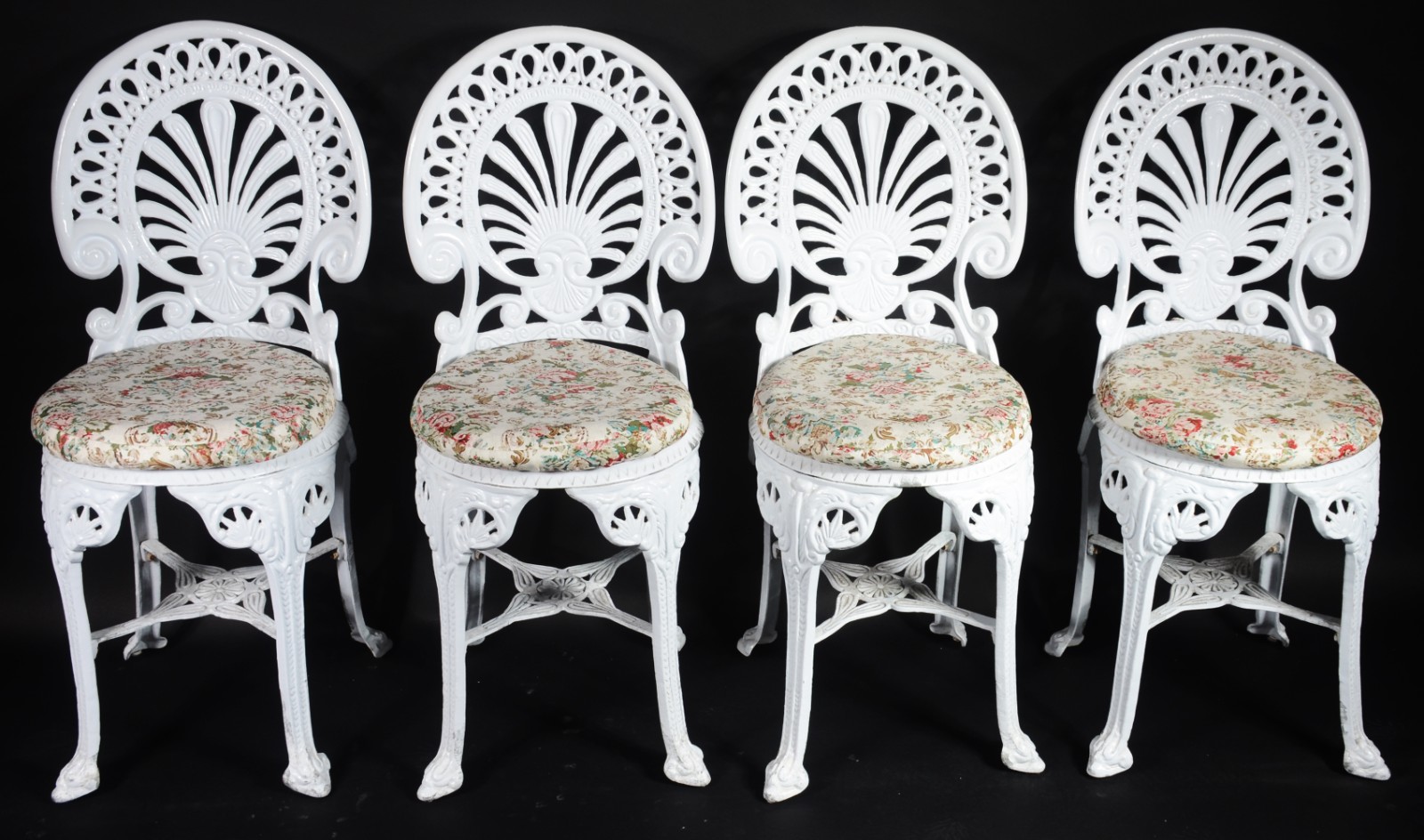 Conjunto para área externa composto de mesa com 4 cadeiras de metal... - foto 2 de 9