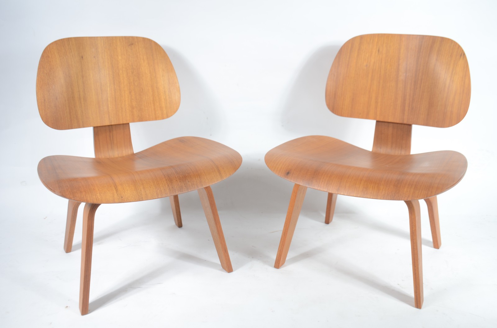 Par de cadeiras de design moderno em madeira clara. - foto 1 de 4