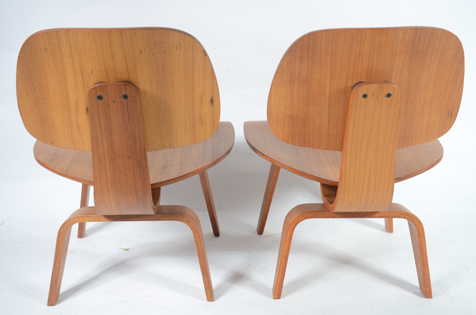 Par de cadeiras de design moderno em madeira clara. - foto 3 de 4
