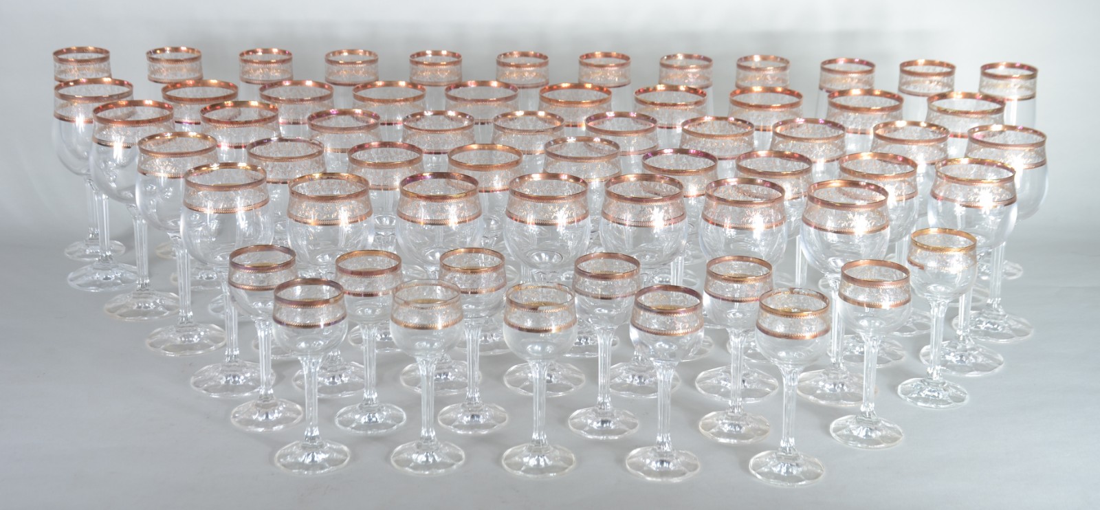 Serviço de cristal da Bohemia, frisos dourados, composto de: 12... - foto 1 de 7