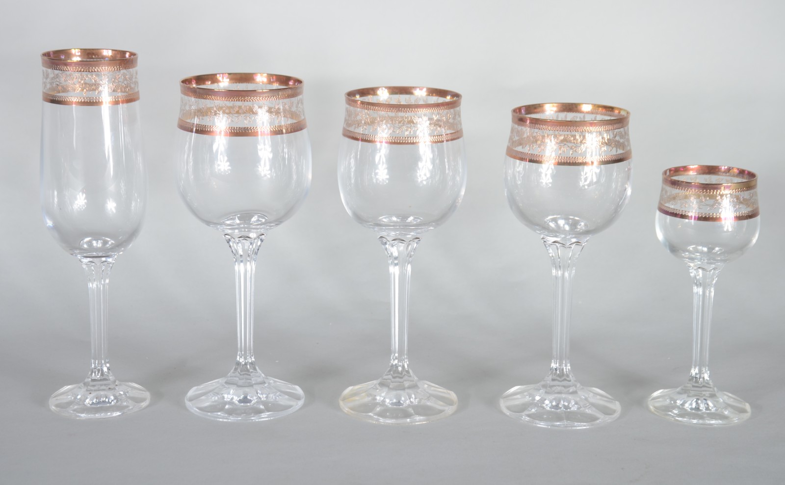 Serviço de cristal da Bohemia, frisos dourados, composto de: 12... - foto 2 de 7