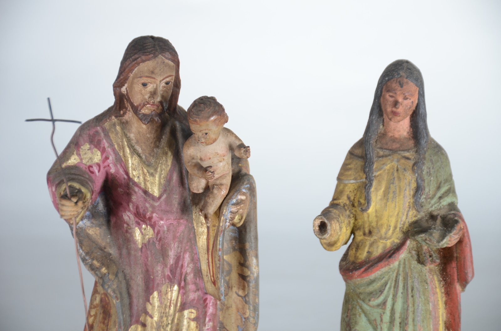 São José com menino e Santa - Duas imagens de madeira entalhada e... - foto 2 de 9