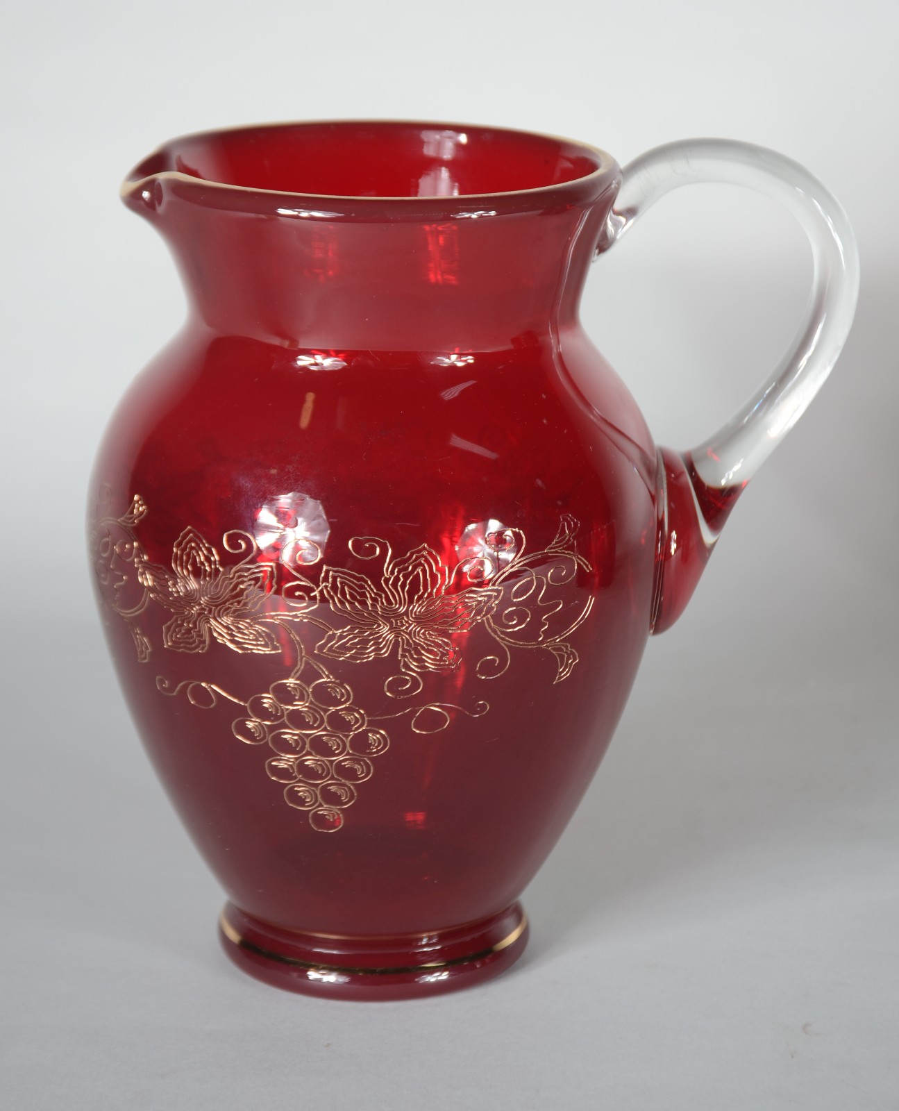 Conjunto com jarra e 6 copos de vidro vermelho decorados com cachos... - foto 4 de 9