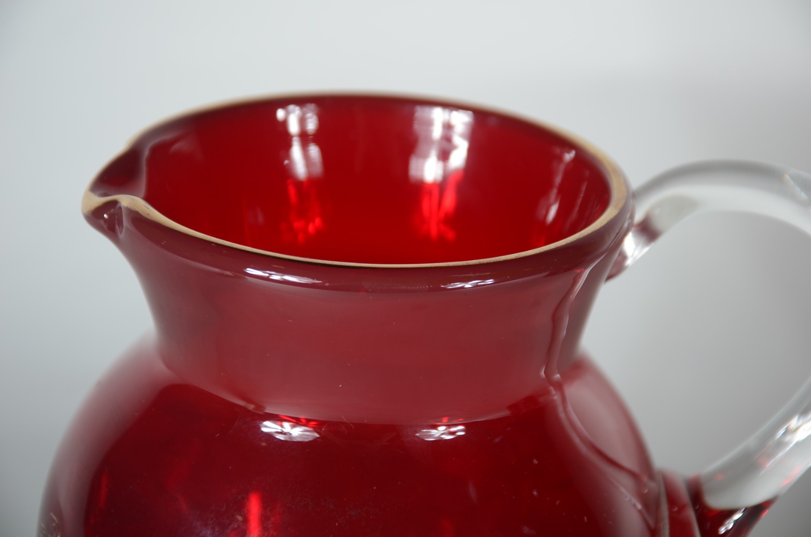 Conjunto com jarra e 6 copos de vidro vermelho decorados com cachos... - foto 6 de 9