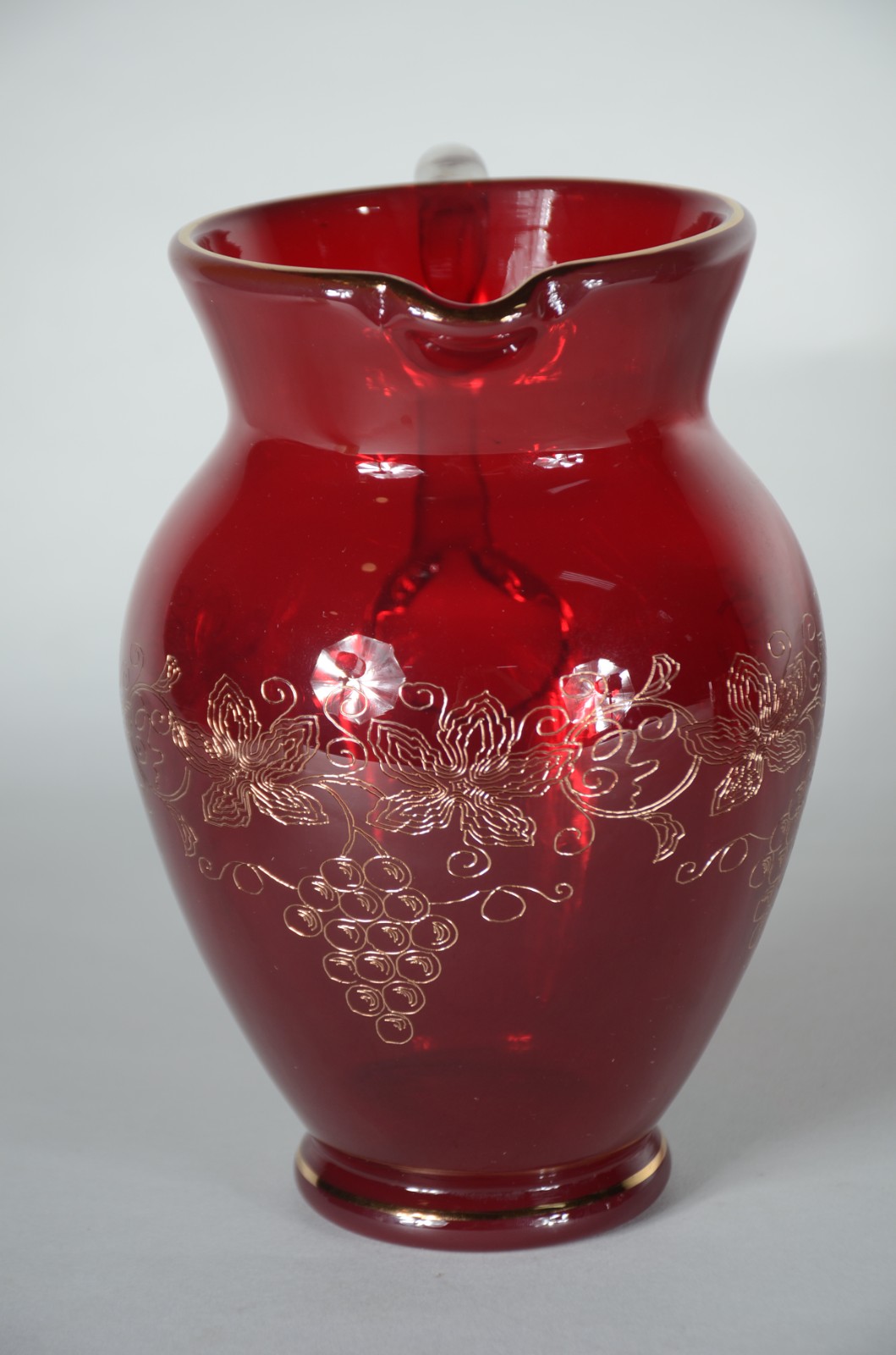 Conjunto com jarra e 6 copos de vidro vermelho decorados com cachos... - foto 7 de 9
