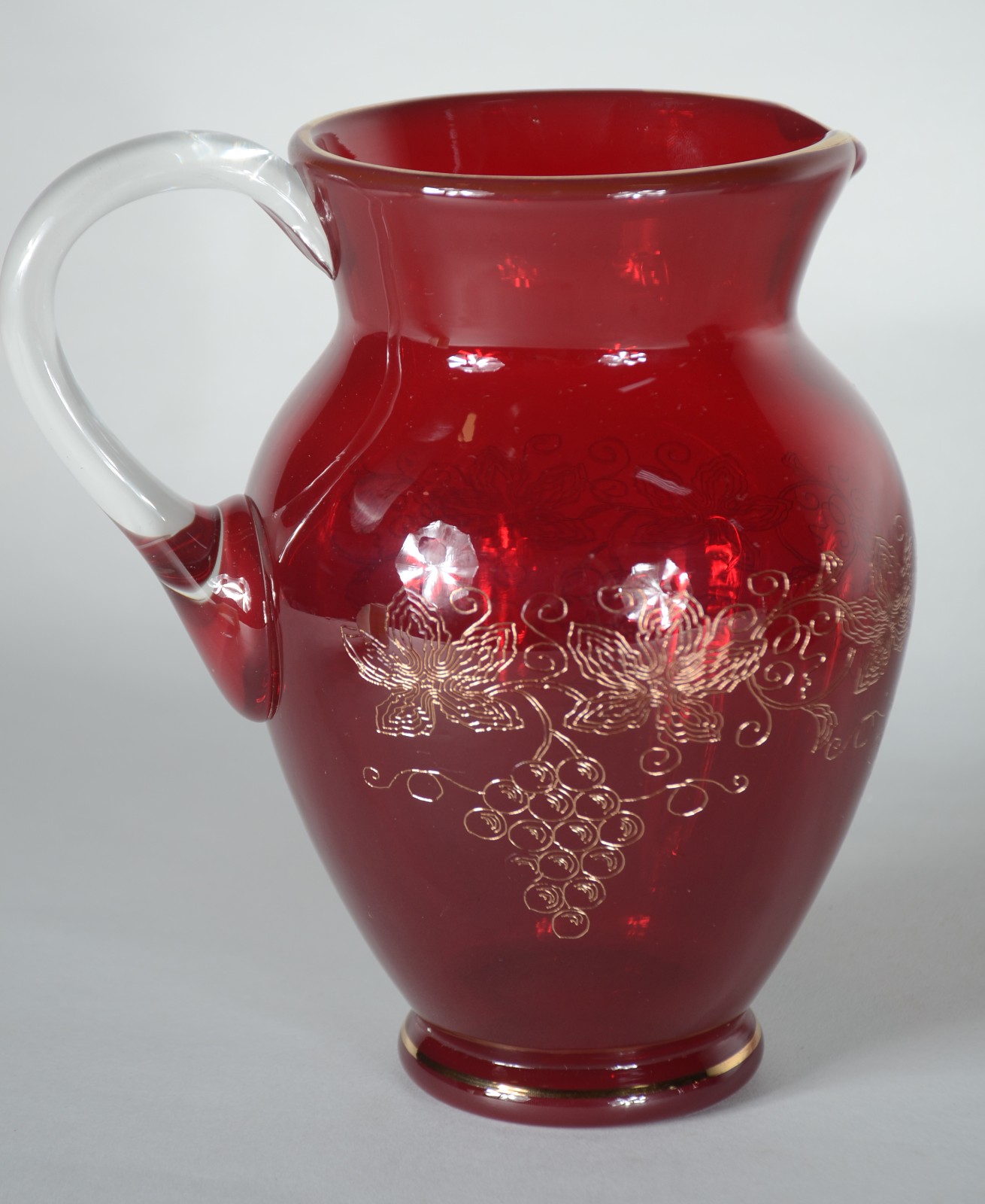 Conjunto com jarra e 6 copos de vidro vermelho decorados com cachos... - foto 8 de 9
