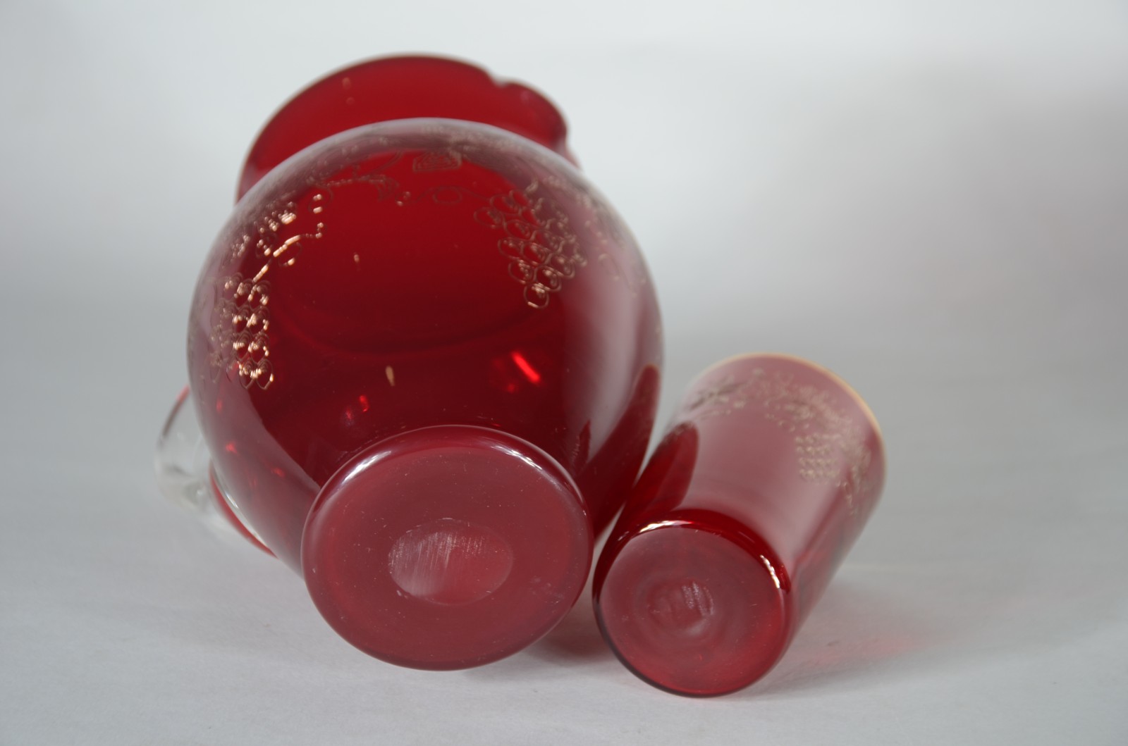 Conjunto com jarra e 6 copos de vidro vermelho decorados com cachos... - foto 9 de 9