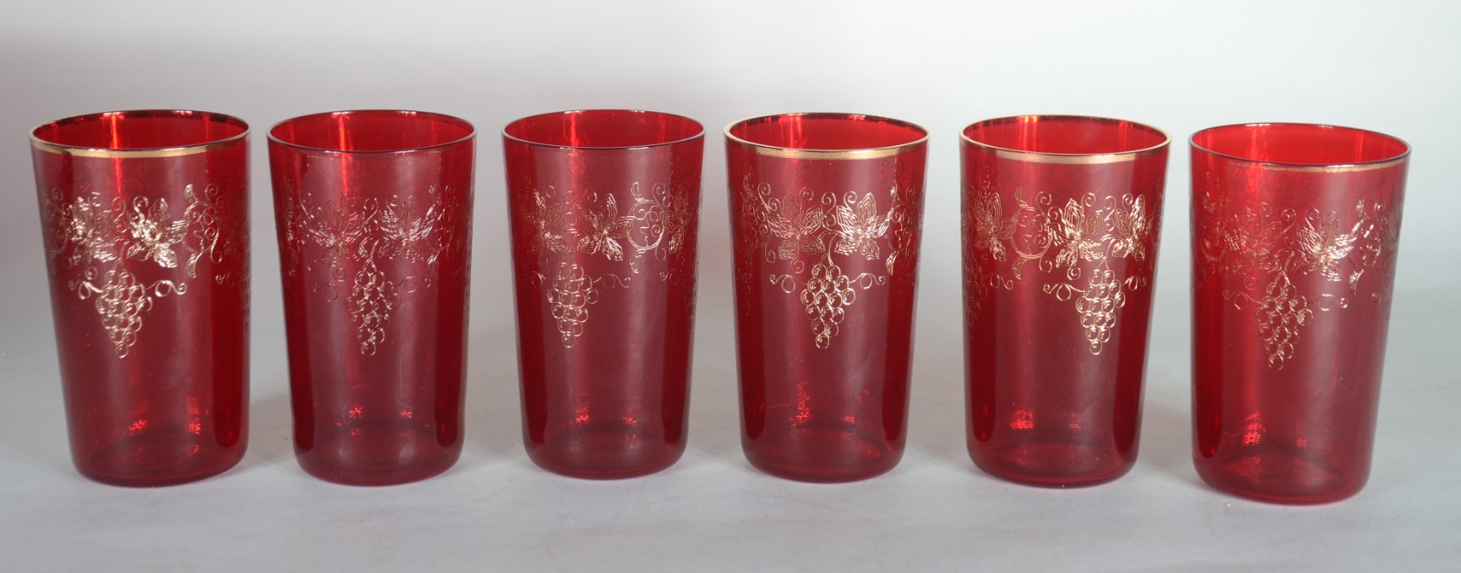 Conjunto com jarra e 6 copos de vidro vermelho decorados com cachos... - foto 3 de 9