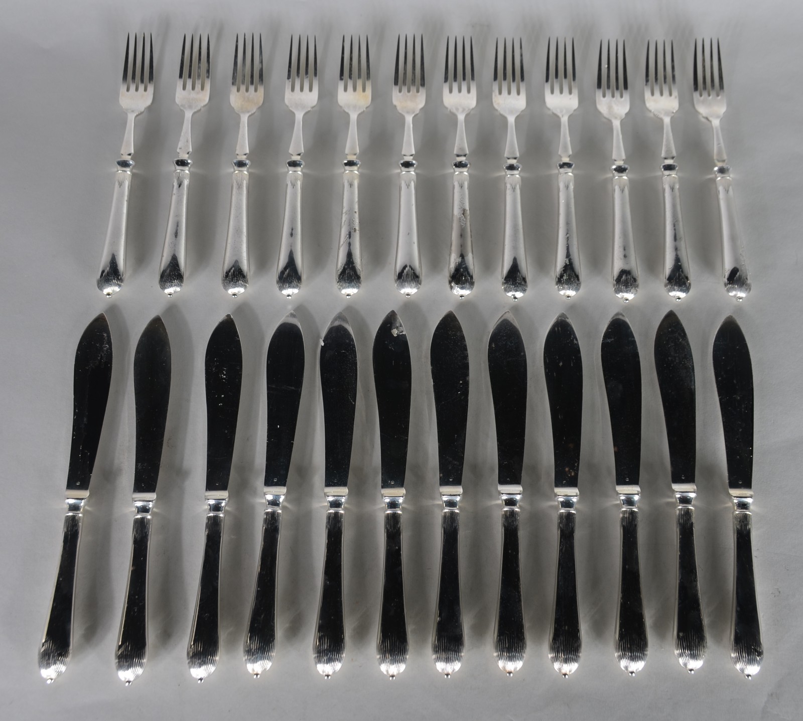 Conjunto com 12 garfos e 12 facas para peixe de metal prateado... - foto 1 de 6