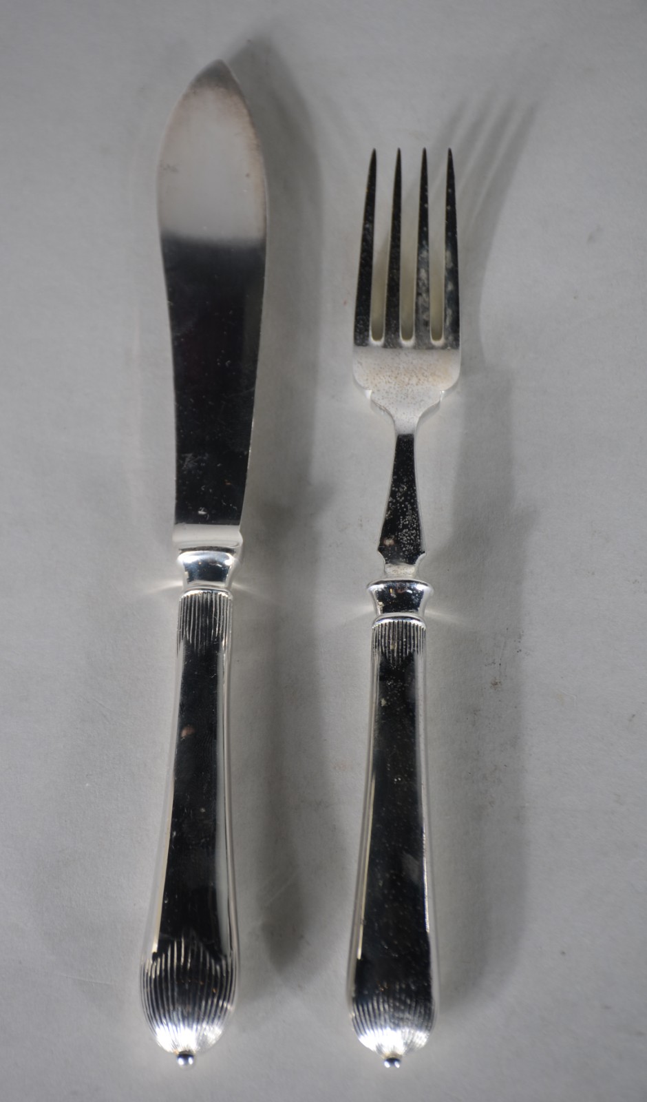 Conjunto com 12 garfos e 12 facas para peixe de metal prateado... - foto 2 de 6