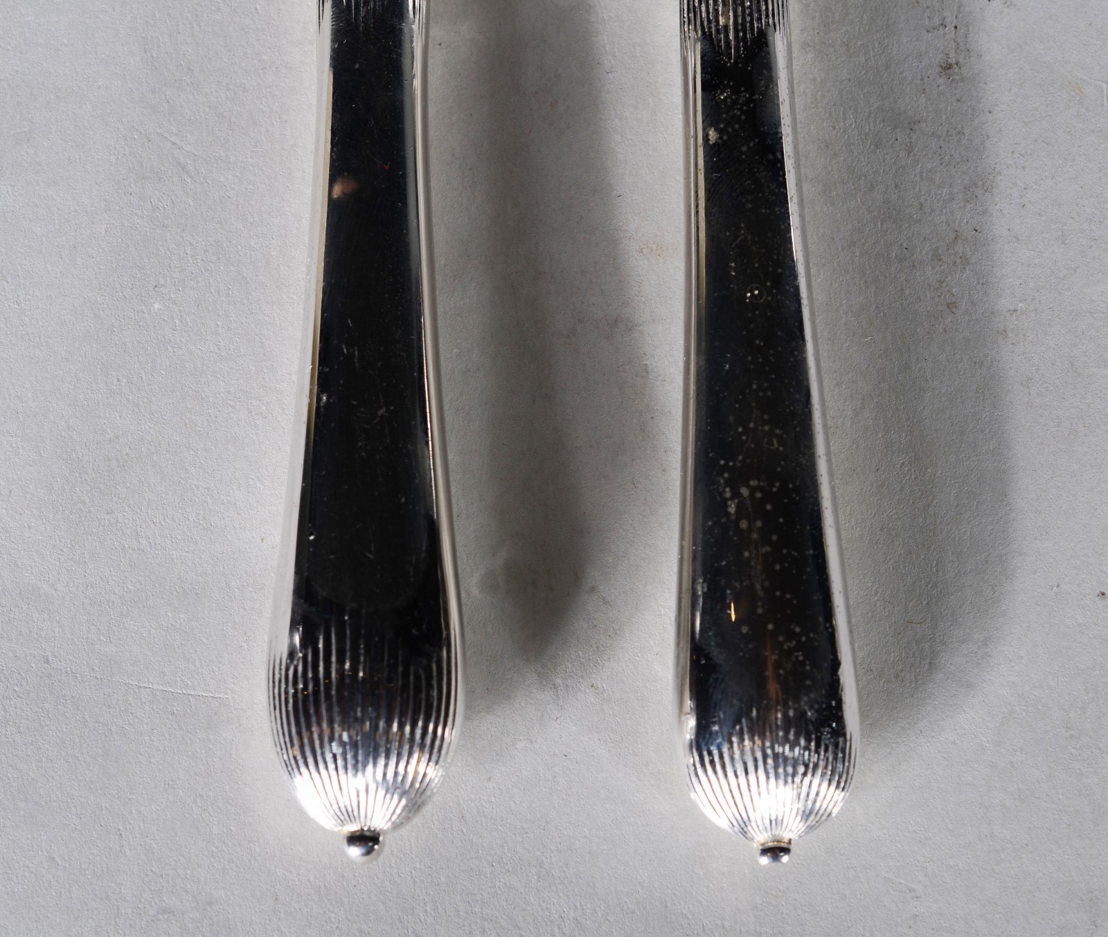 Conjunto com 12 garfos e 12 facas para peixe de metal prateado... - foto 3 de 6