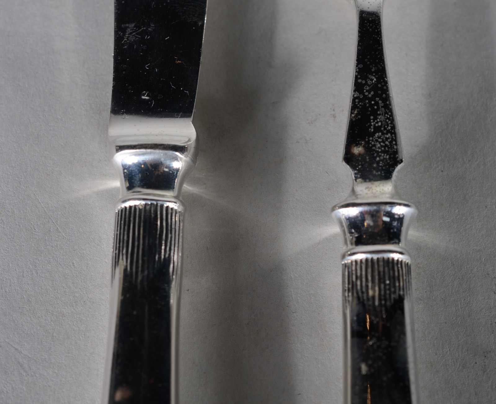 Conjunto com 12 garfos e 12 facas para peixe de metal prateado... - foto 4 de 6