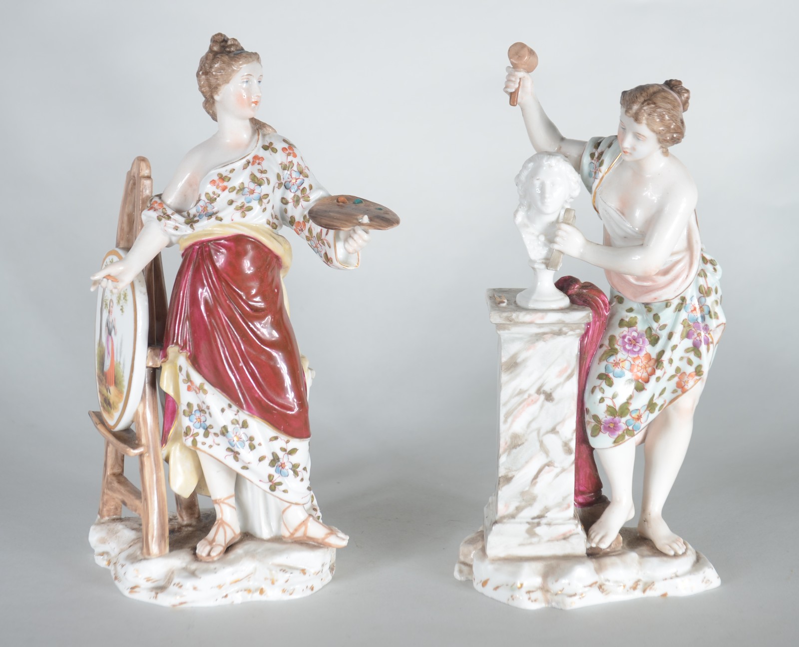 Par de belíssimas estatuetas de porcelana alemã policromada... - foto 1 de 9