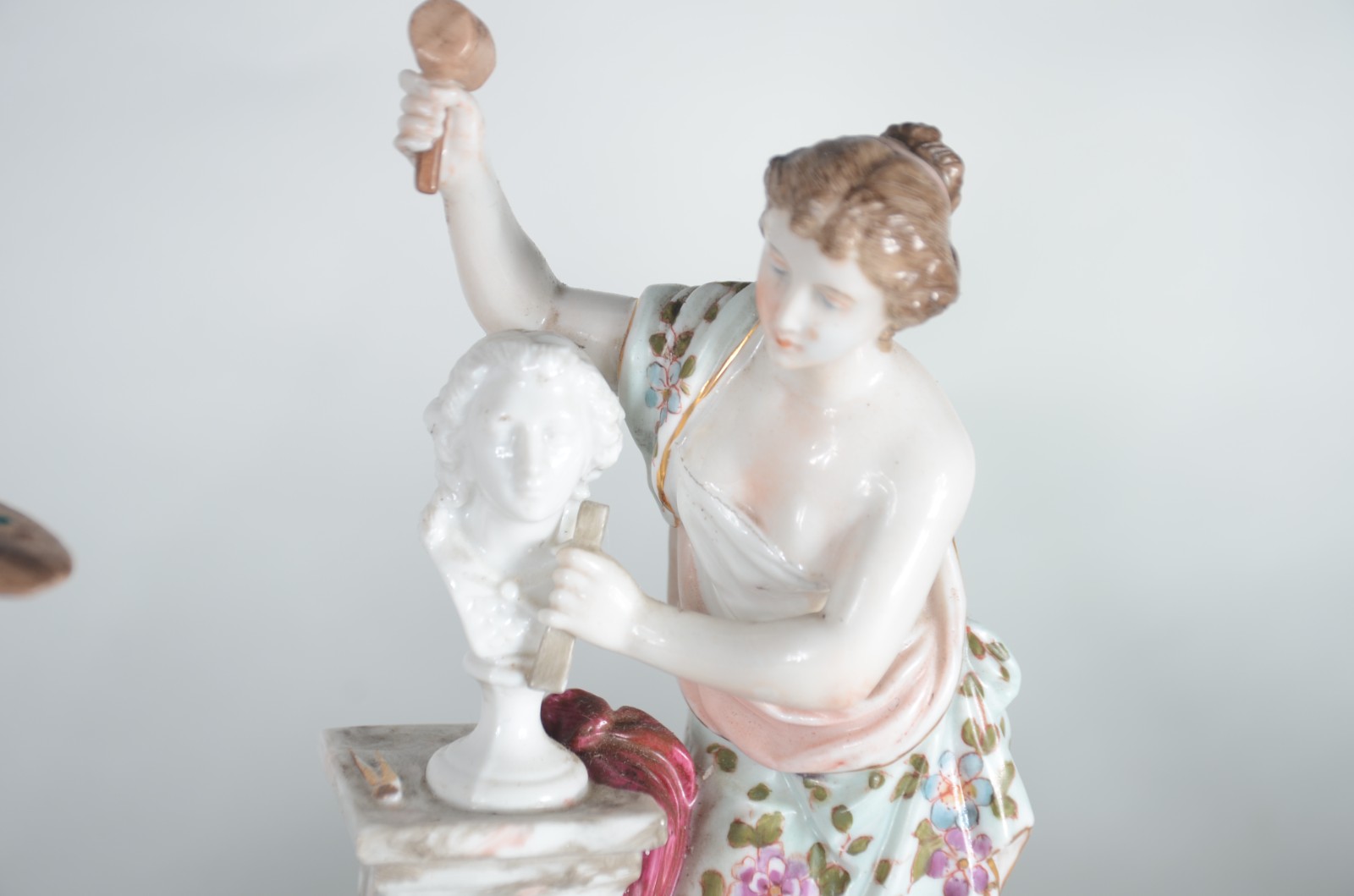 Par de belíssimas estatuetas de porcelana alemã policromada... - foto 2 de 9
