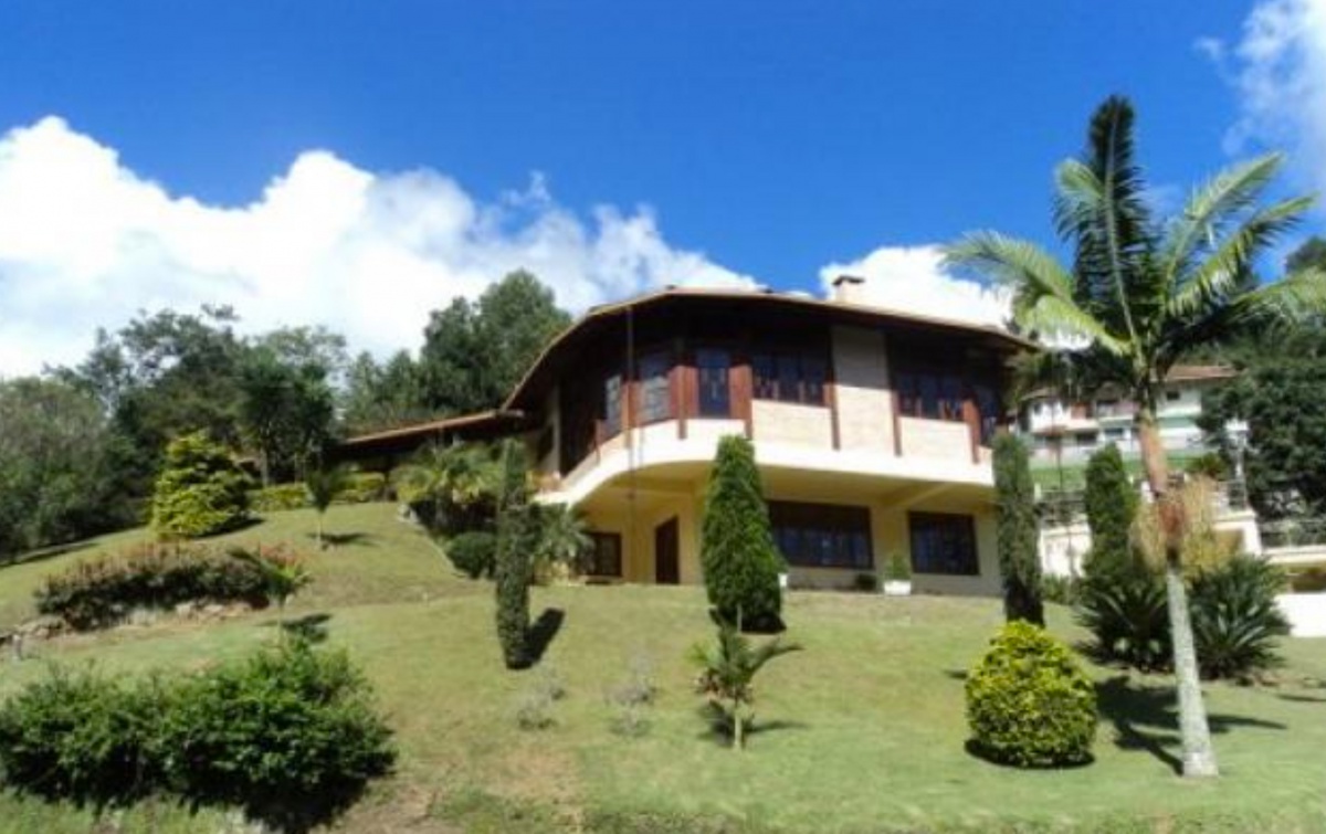 Casa com 900 m² de área construída e área total do terreno 2.324 m²...